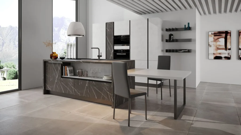 Cucina con isola Libra di BEHOME: mobili grigio pietra, isola marmo scuro con vano a giorno, bancone legno e sedie.