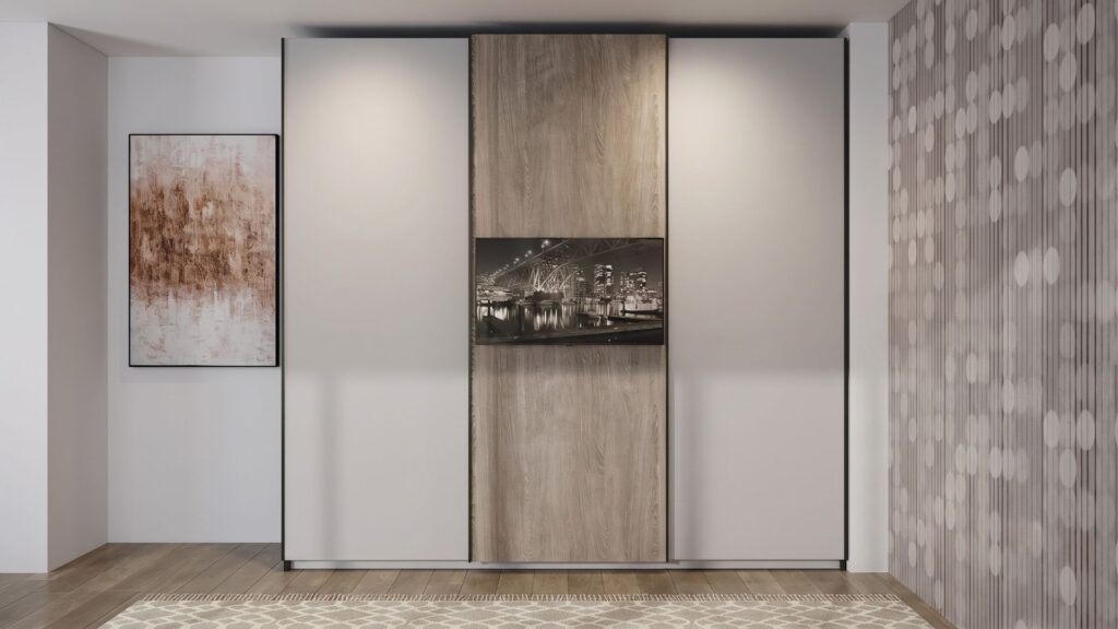 Visione frontale dell'armadio tre ante Tralice di BEHOME con TV integrata nel pannello centrale in finitura legno.