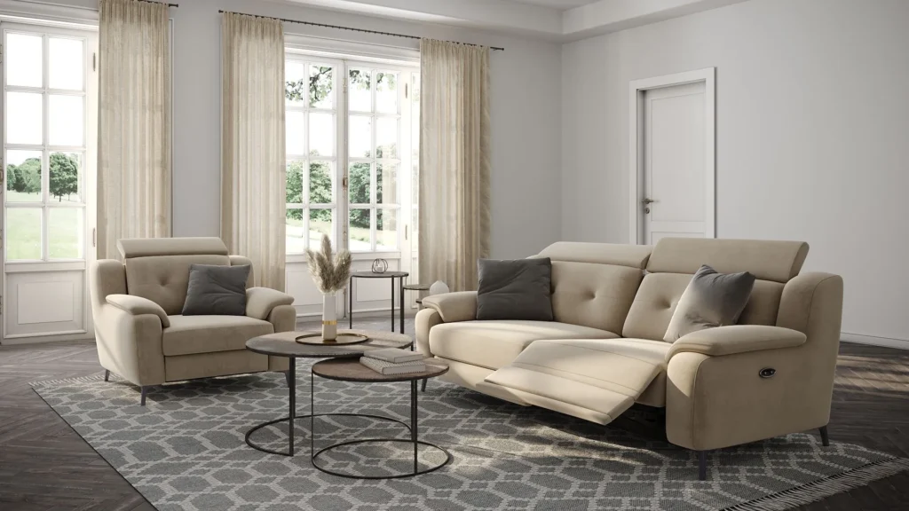 Set divano e poltrona Opera di BEHOME in tessuto beige in un soggiorno luminoso.