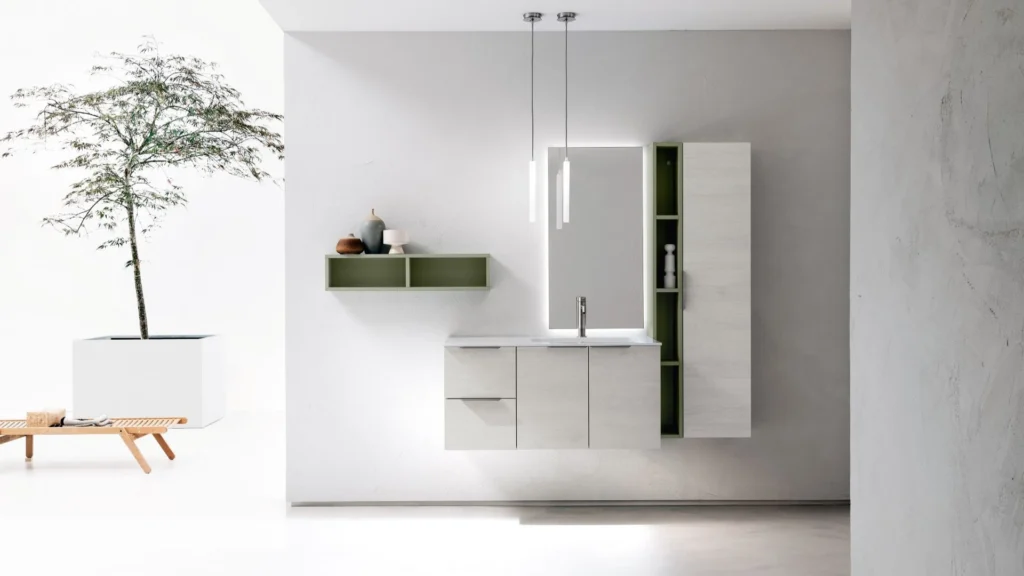 Mobile bagno sospeso Axel di BEHOME in legno sbiancato con colonna e dettagli verdi.
