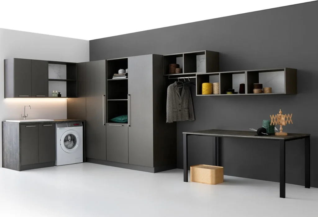 Mobile lavanderia Tina di BEHOME grigio scuro con colonna e vano lavatrice.
