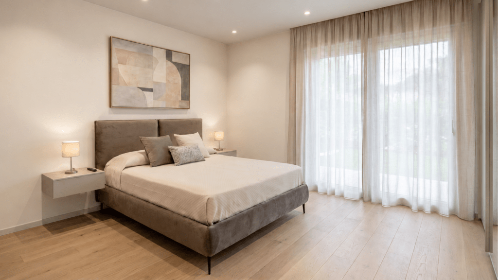 Camera da letto moderna arredata con toni tortora opaco e letto matrimoniale contenitore modello Giove