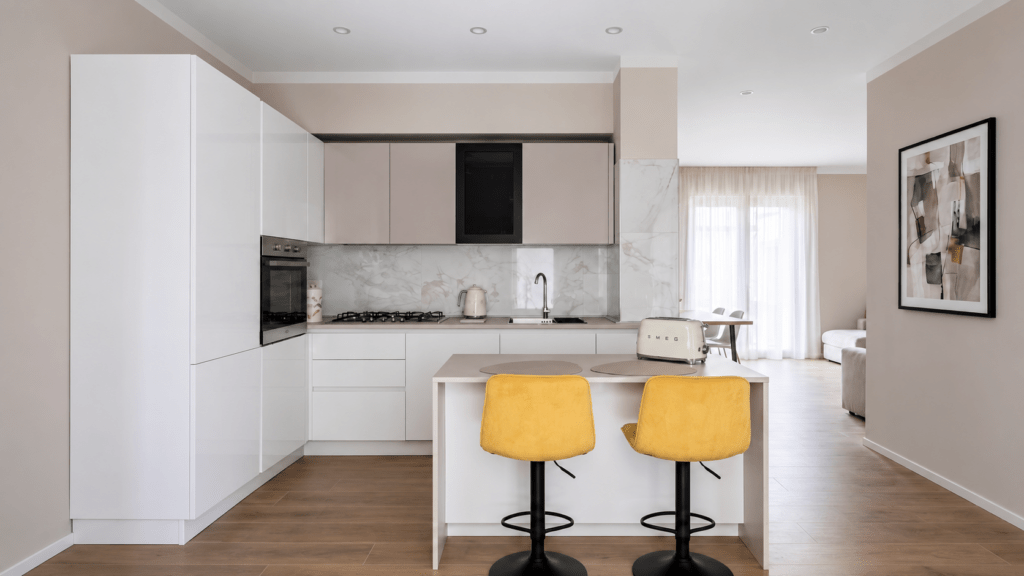 Dettaglio cucina moderna modello Optima Lu con piano di lavoro in Fenix beige e ante finitura tortora e bianco lucido
