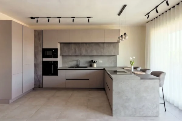 A casa di Sara ed Enrico: un open space moderno a Milano tra cucina a penisola e tonalità fango e tortora