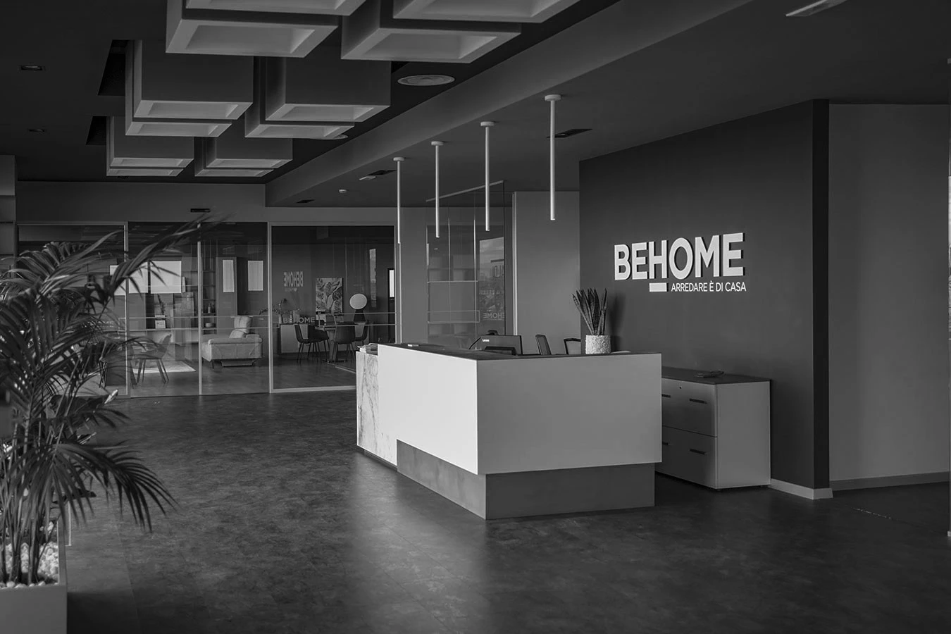 Moderna ed elegante area reception all'interno di un punto vendita BEHOME, un ambiente che riflette i valori aziendali di cura della persona, collaborazione e accoglienza del cliente.
